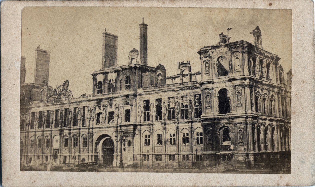 Commune de Paris (1871): widok ratusza po pożarze w maju 1871. Zdjęcia anonimowe. Druk na kartonie Wym. 10x7 cm autorstwa Unbekannt