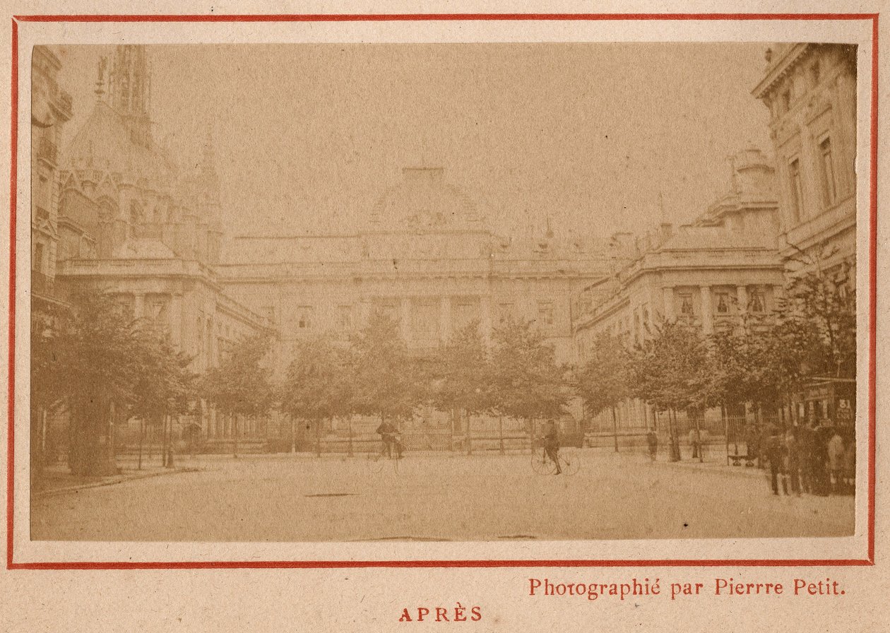 Commune de Paris (1871): widok Pałacu Sprawiedliwości w Paryżu po jego pożarze w maju 1871. Zdjęcie Pierre