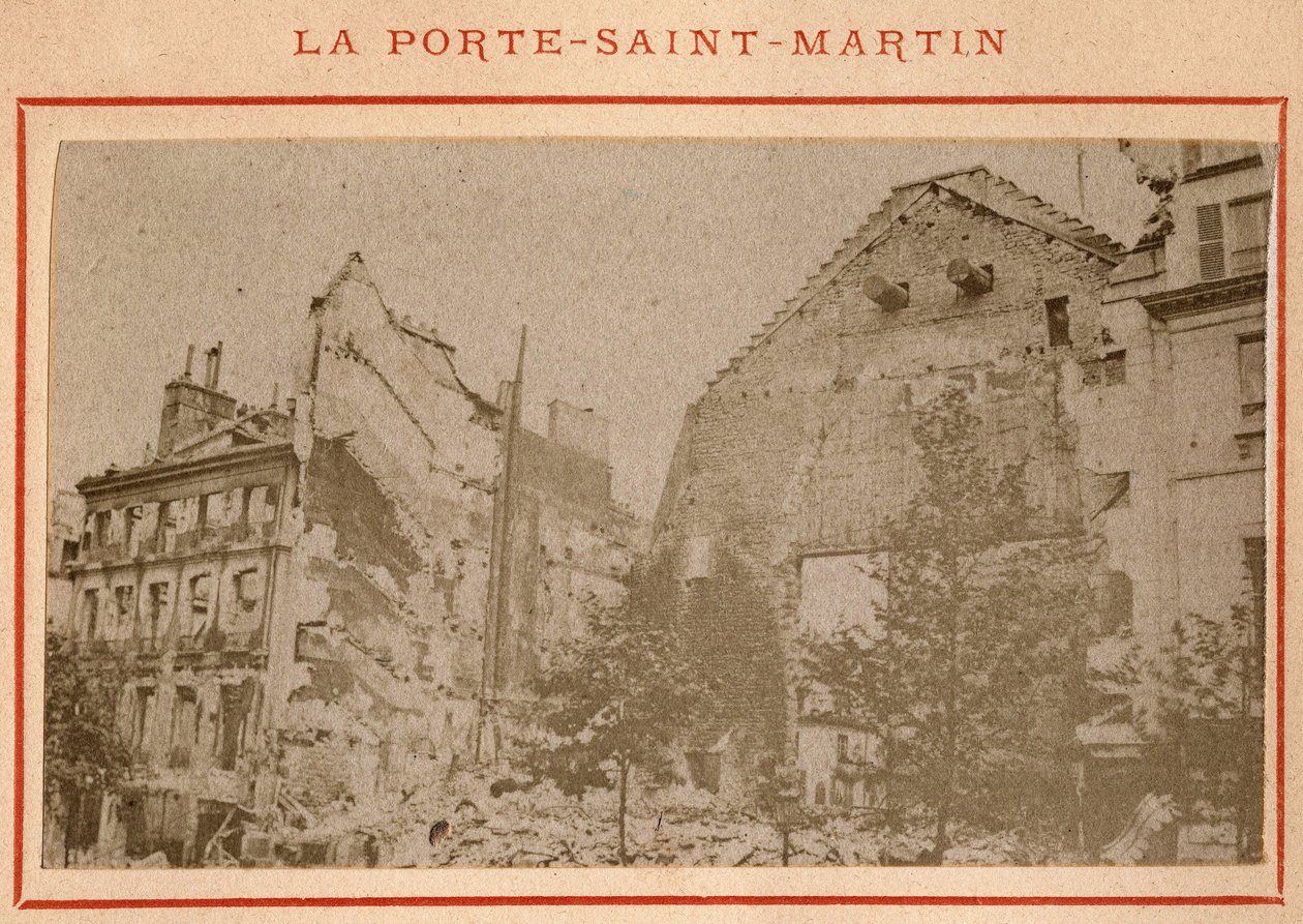 Commune de Paris (1871): widok zniszczonej w maju 1871 Porte Saint Martin w Paryżu. Zdjęcie Pierre