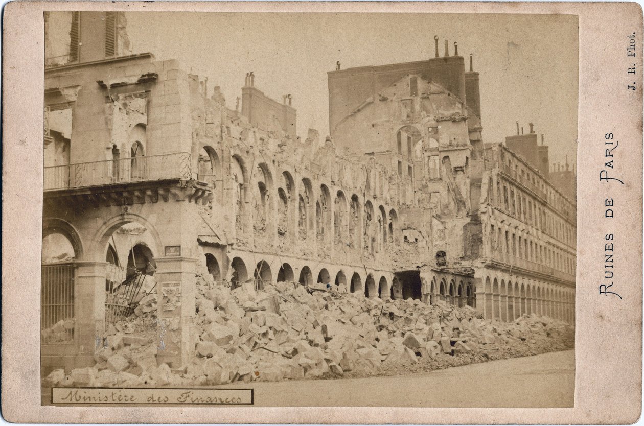 Commune de Paris: widok ruin Ministerstwa Finansów w Paryżu w maju 1871 r. Fot. J.R. Dim. 16,3X10,8 cm autorstwa Unbekannt