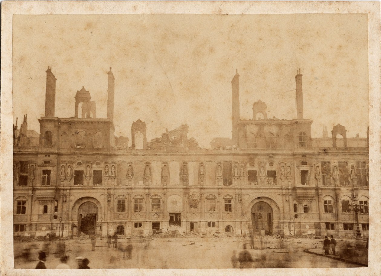 Gmina Paryska (1871): widok pożaru ratusza w maju 1871 r. Anonimowa fotografia, odbitka na tekturze wym. 15x10 cm autorstwa Unbekannt