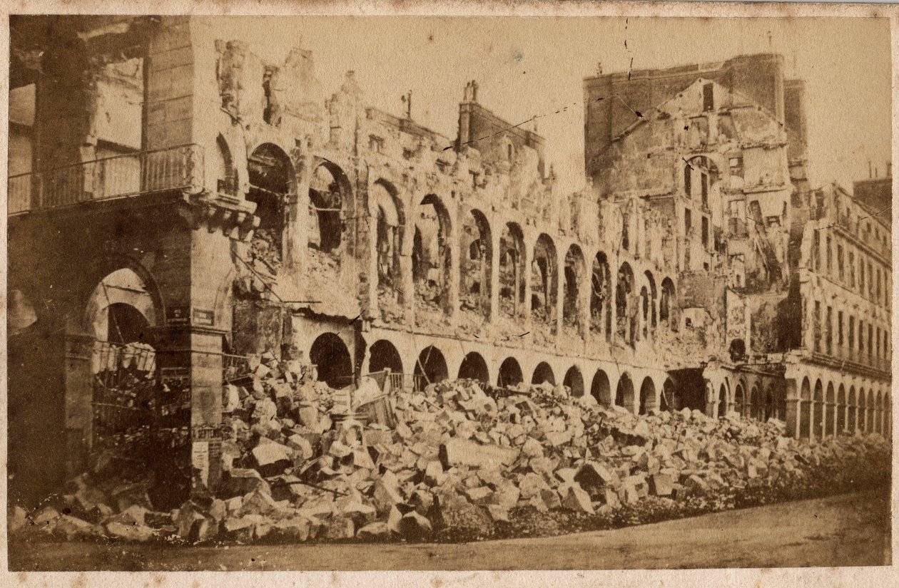 Gmina Paryska (1871): widok Ministerstwa Finansów po pożarze maja 1871. Fotografia. Druk na kartonie Wym. 10x6,9 cm autorstwa Unbekannt