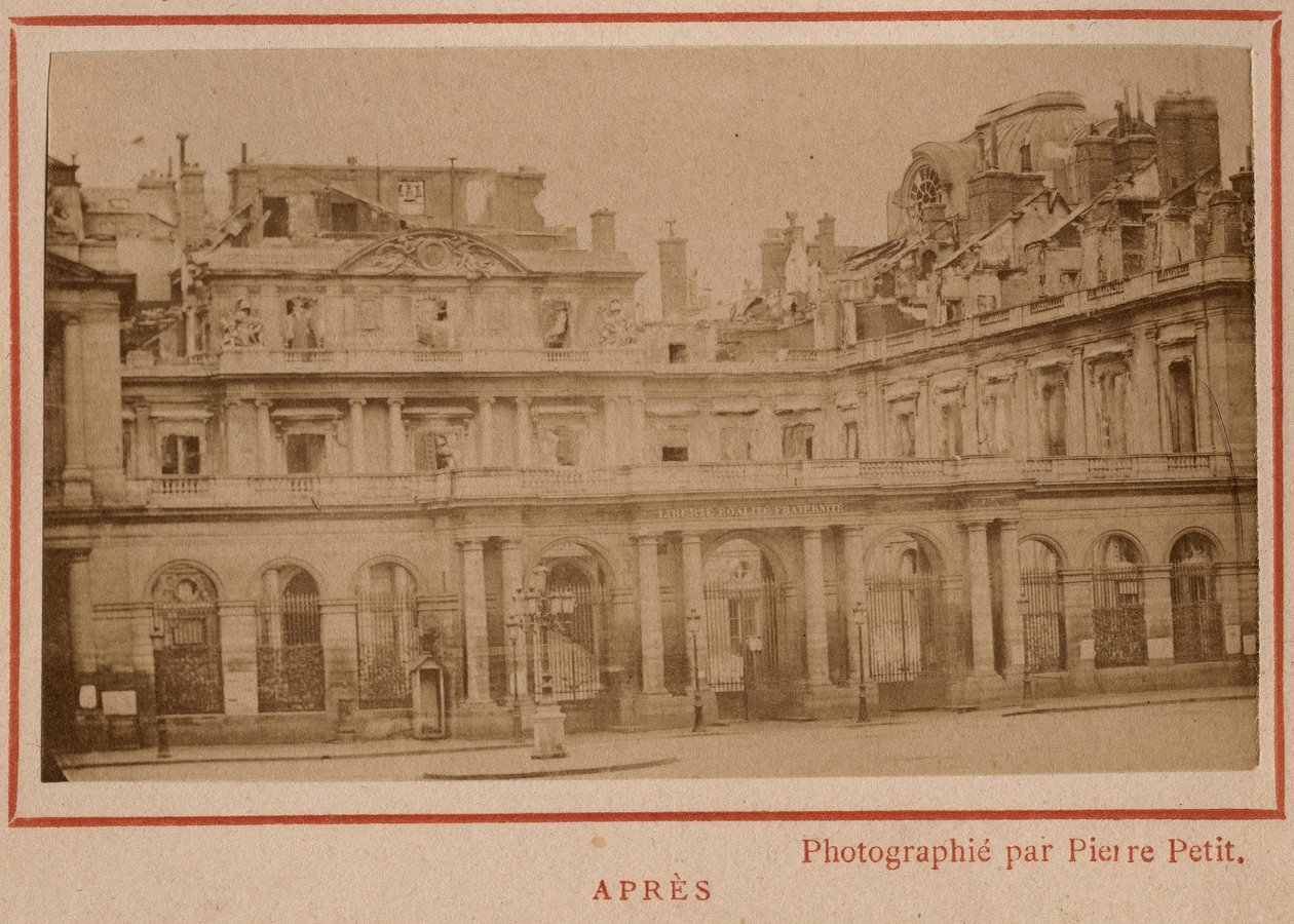 Gmina Paryska (1871): widok Palais-Royal (Palais Royal) w Paryżu po pożarze w maju 1871. Zdjęcie Pierre Pepetit. Druk na kartonie, wym. 9x5,4 cm autorstwa Unbekannt