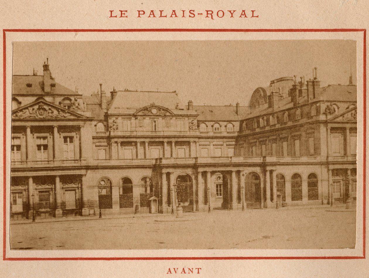 Komuna Paryska (1871): widok Palais-Royal (Palais Royal) w Paryżu przed pożarem w maju 1871. Zdjęcie Pierre Pepetit. Druk na kartonie, wym. 9x5,4 cm autorstwa Unbekannt
