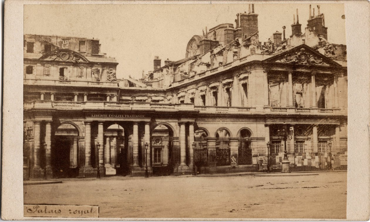 Komuna Paryska (1871): widok Palais-Royal po pożarze w maju 1871. Zdjęcia anonimowe. Druk na kartonie Wym. 10x6,9 cm autorstwa Unbekannt