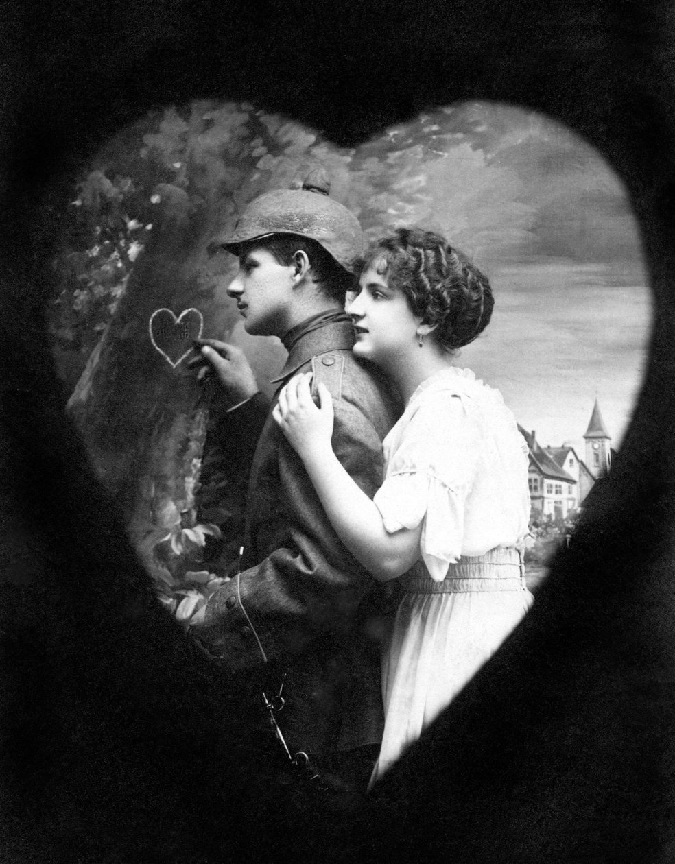 Zakochana para: mężczyzna chwyta serce na pniu drzewa przed opuszczeniem ukochanej i udaniem się na wojnę (I wojna światowa 1914-1918). Fotografia z około 1915 roku. autorstwa Unbekannter Künstler