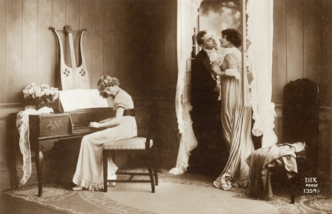 Para zalotów i młoda dziewczyna grająca na pianinie, Paryż, ok. 1920 r. (pocztówka) autorstwa Unbekannter Künstler