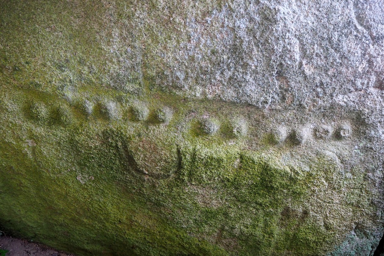 Cover Alle of Kerguntuil, Wnętrze Dolmen, detal grawerowany w kropki. Około -2000 pne, Tregastel, Côtes-d