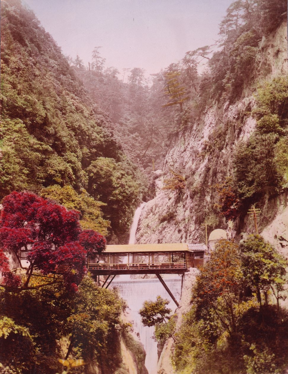 Kryty most w stromym wąwozie, z wodospadami w tle, Japonia, ok. 1890-1910 autorstwa Unbekannt