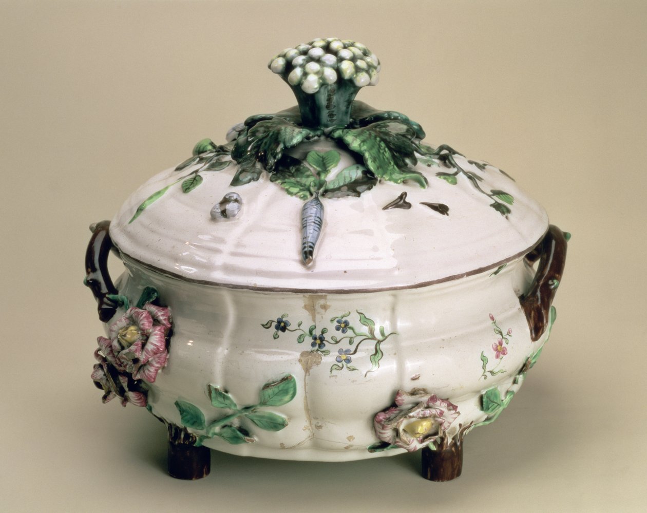 Waza nakryta, ozdobiona nanoszonym ornamentem z kwiatów i warzyw, Johan Ludwig Eberhard Ehrenreich (1722-1803), Marieberg, k. XVIII w. (ceramika) autorstwa Unbekannt