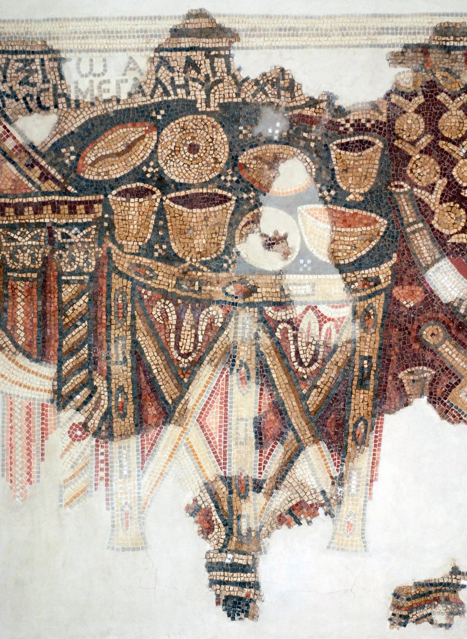Fragment mozaikowej podłogi przedstawiający stół ofiarny z filiżankami, miskami i bochenkami chleba z synagogi Samarytan w El-Khirbe, Zachodni Brzeg, IV wne (mozaika) autorstwa Unbekannt