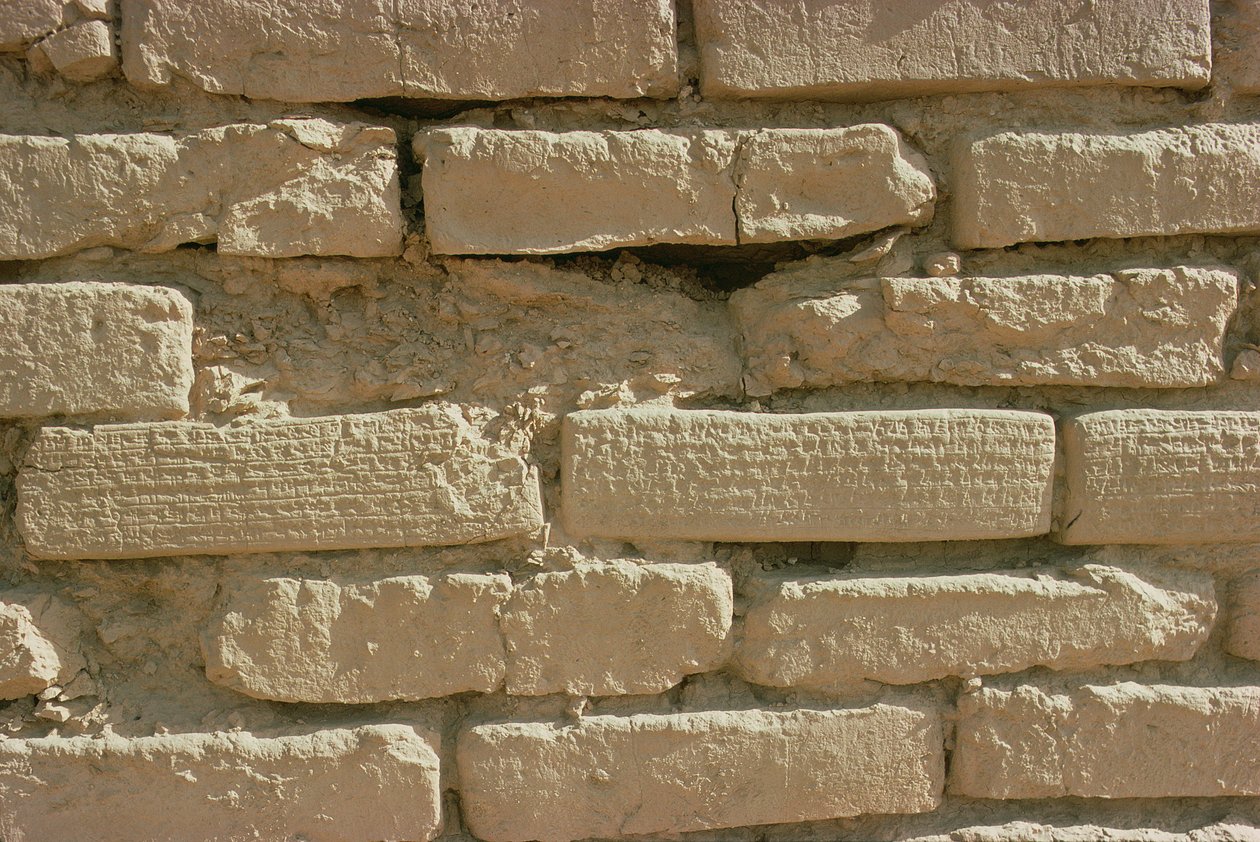 Fragment cegieł z napisami klinowymi z Zigguratu, zbudowanych przez elamickiego króla Untasza-Gala (ok. 1265-46 pne) (zdjęcie) autorstwa Unbekannt