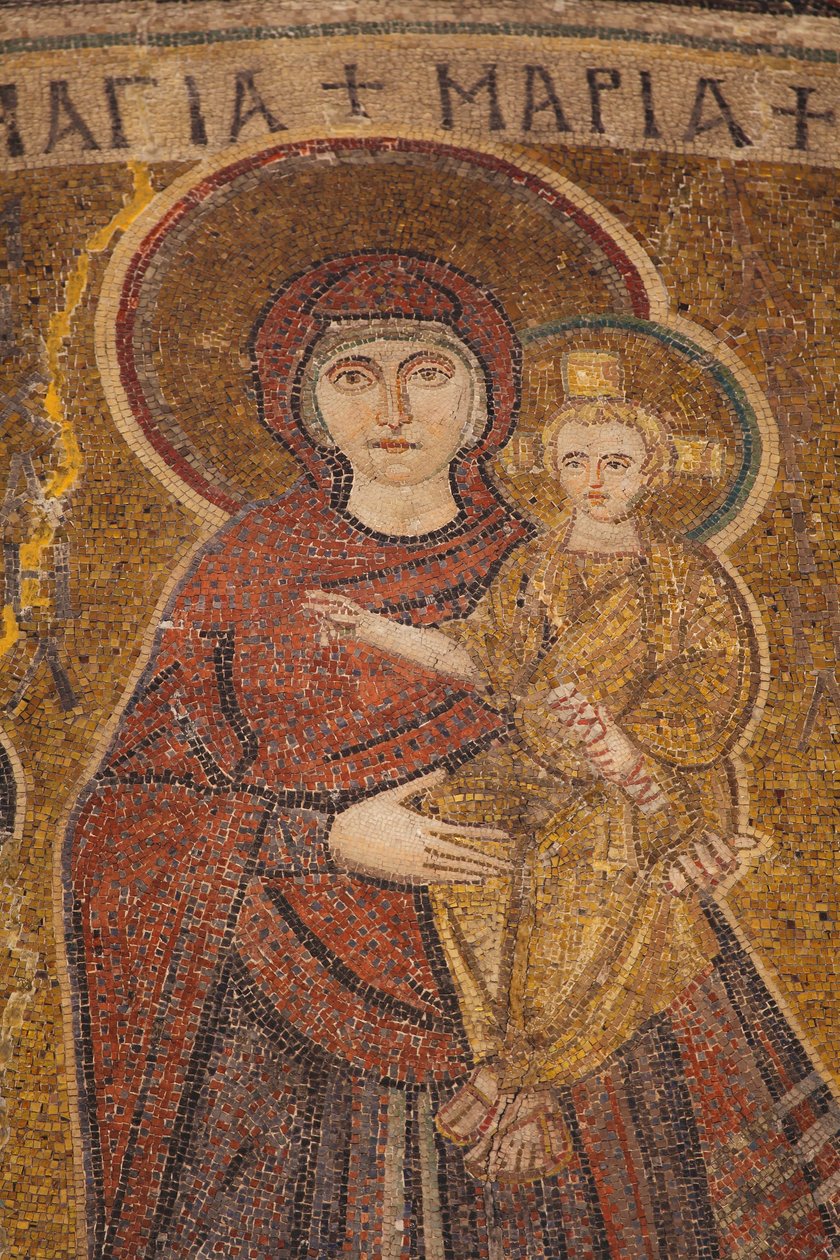 Detal mozaiki z VI w. w kościele Panagia Angeloktistos w Kiti, przedstawiającej Matkę Boską i Jezusa pomiędzy dwoma archaniołami Michałem i Gabrielem Region Larnaka, Cypr autorstwa William M. Timlin