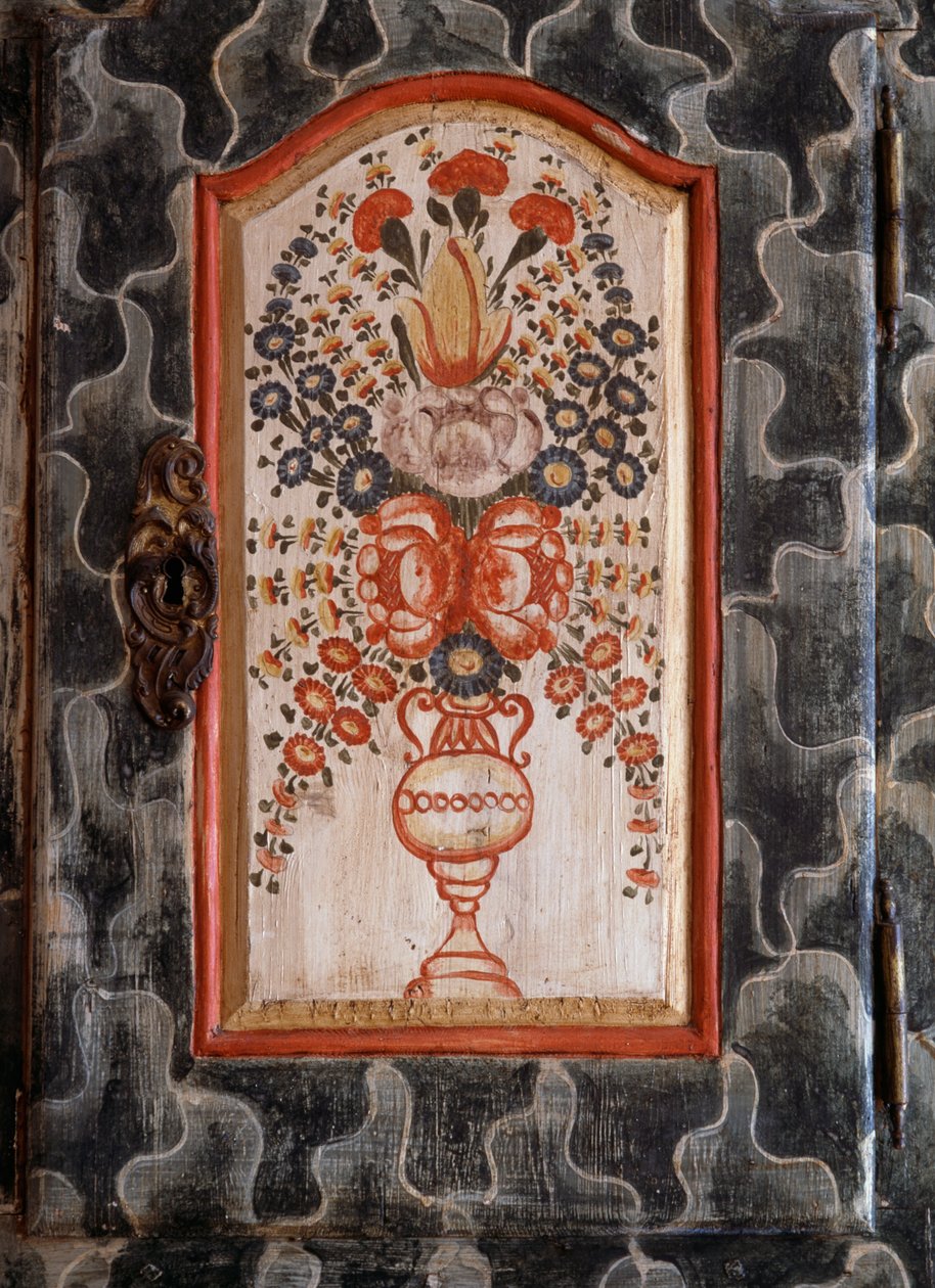 Drzwi ręcznie wykonanej drewnianej szafki z ręcznie malowaną dekoracją kwiatową, San Giovanni, Trentino-Alto Adige, Włochy, Szczegół autorstwa William M. Timlin