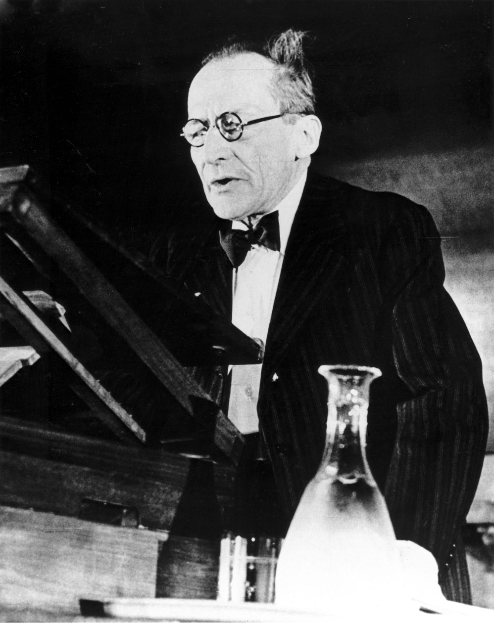 Erwin Schrodinger, austriacki fizyk, wygłasza wykład autorstwa Unbekannt