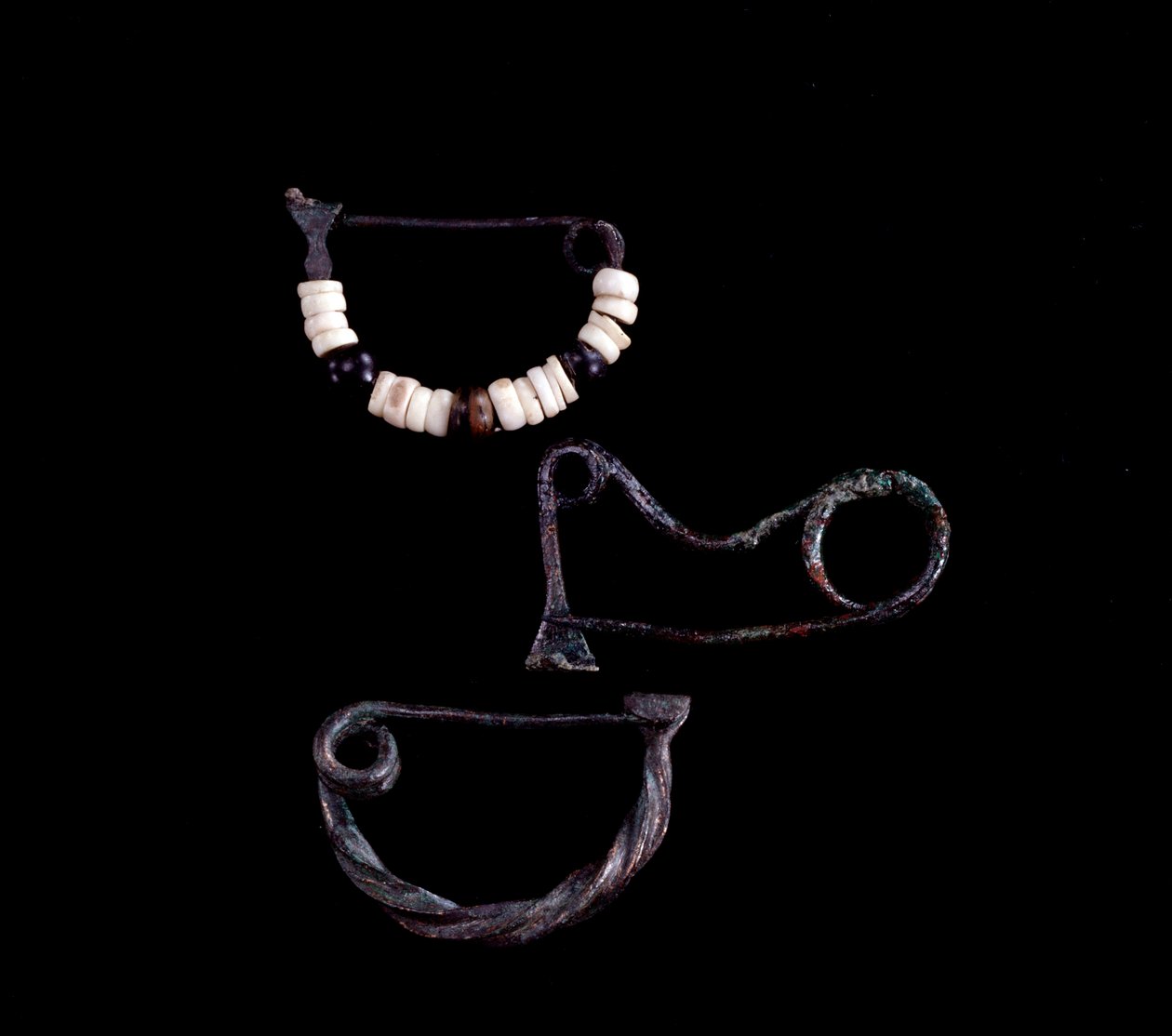 Sztuka etruska: trzy rodzaje fibul z brązu z grobowca 59 autorstwa Poggio Selciatella, Pian della Regina, Tarquinia - IX wiek p.n.e. - wym. 3,8 cm 3,3 cm i 3,5 cm - autorstwa Unbekannt