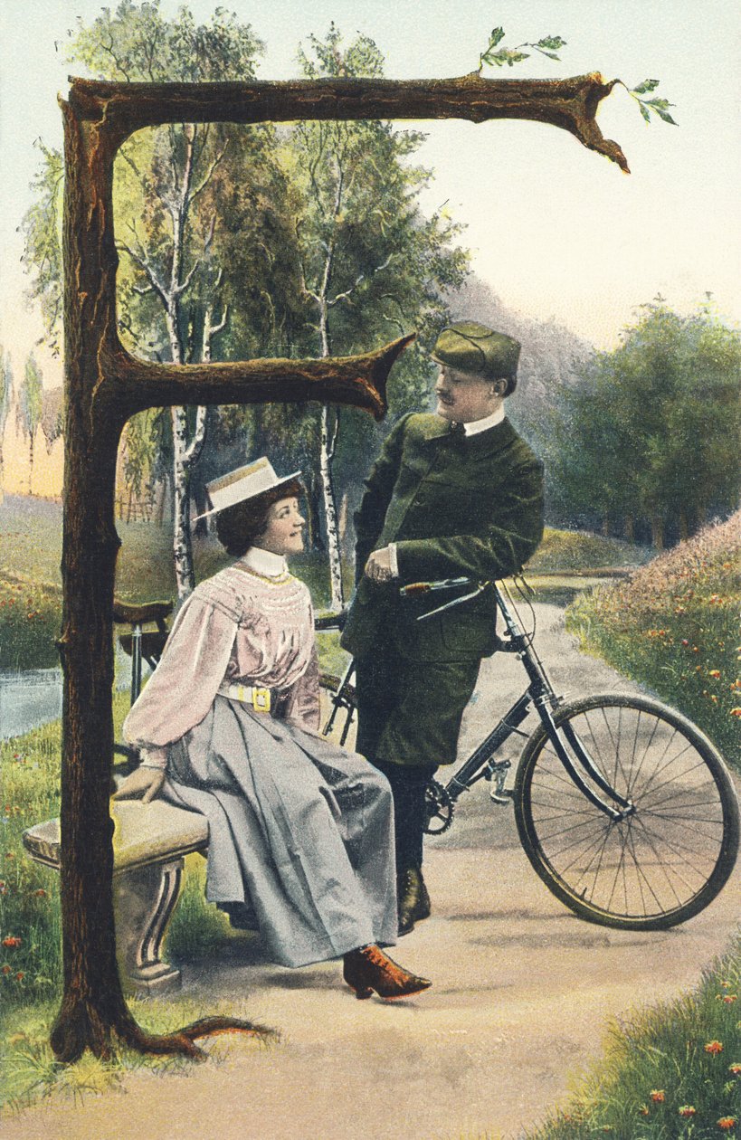 F: Mężczyzna przebrany za rowerzysty i oparty o rower rozmawia z kobietą siedzącą na ławce. Wystrój wiejski - Znaki alfabetu Ref. Th. E., L. Theochrom - Seria 994. Theodor Eisman, wydawca, Lipsk autorstwa Unbekannt