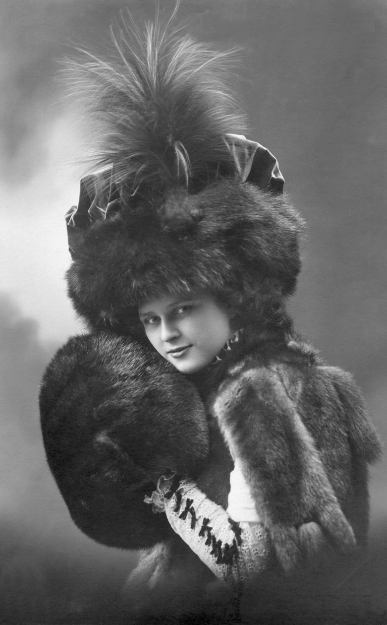 Moda: młoda kobieta w futrze (płaszcz, kapelusz z piórami i rękaw). Anny 1920-1930 Historyczna fotografia mody, modelka autorstwa Unbekannter Künstler