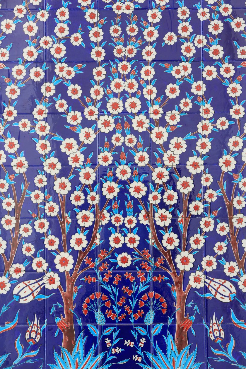 Kwiaty. Jeden z 80 paneli Iznikpanels - bogato zdobionych płytek ceramicznych popularnych w XVI wieku - które są charakterystyczne dla budynków cesarskich i sakralnych Stambułu. Meczet Szejka Zayeda. 1995. Emirat Abu Zabi autorstwa Unbekannt