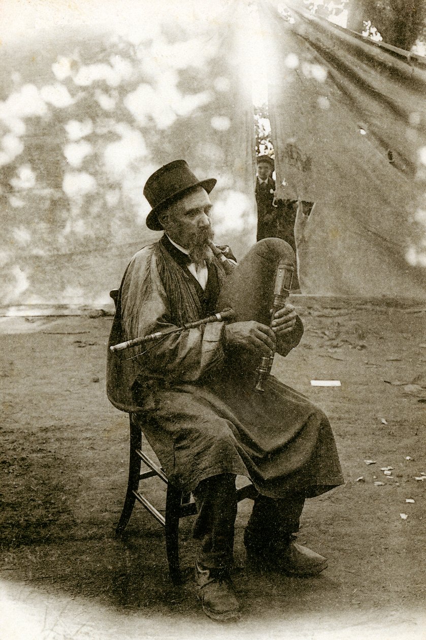 Folklor Owernii: muzyk grający Chabrette, początek XX wieku (b/w Photo) autorstwa Nakajima Raishō