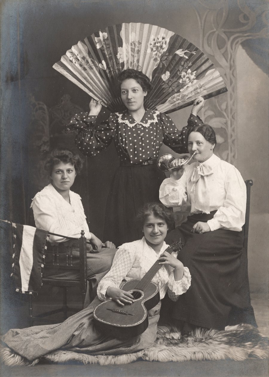 Cztery damy z trąbką, gitarą i wachlarzem, Francja, ok. 1920 r. (zdjęcie czarno-białe) autorstwa Unbekannter Künstler