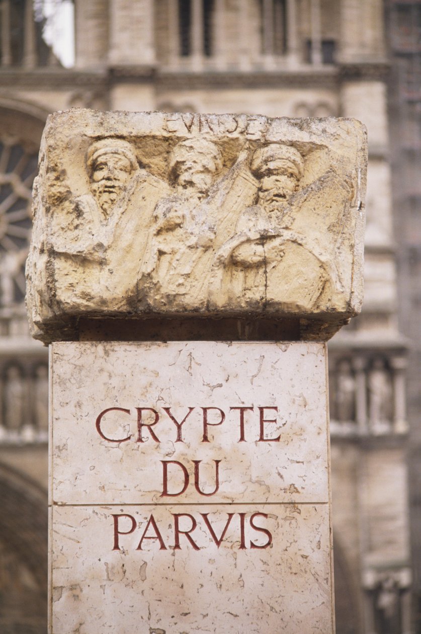 Francja, Paryż, napis Crypte du Parvis w krypcie archeologicznej, na Ile de la Cite, kamień z napisem i rzeźbami. autorstwa Unbekannt