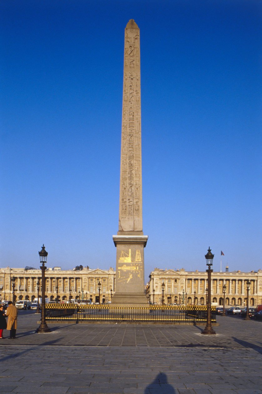 Francja, Paryż, Obelisk Luksorski na Place de la Concorde, egipski obelisk górujący nad budynkiem pokryty złoconymi hieroglifami. autorstwa Unbekannt
