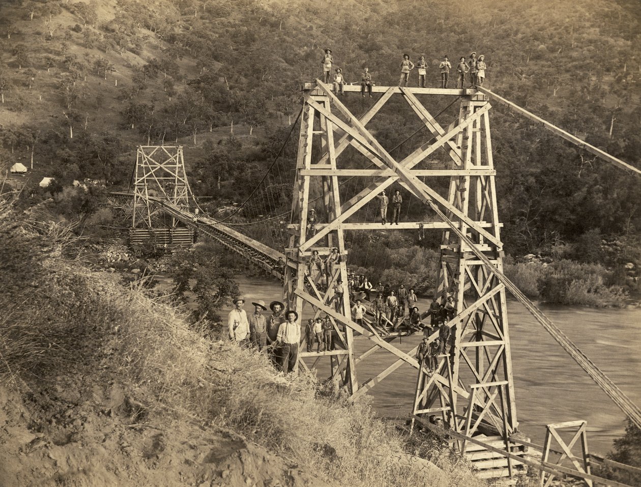 Fresno, Kalifornia: 1890 To zdjęcie autorstwa C.C. Curtis pokazuje most Smith and Moore nad rzeką Kings, który jest częścią koryta zbudowanego przez Hirama T. Smitha i Austina D.Moore
