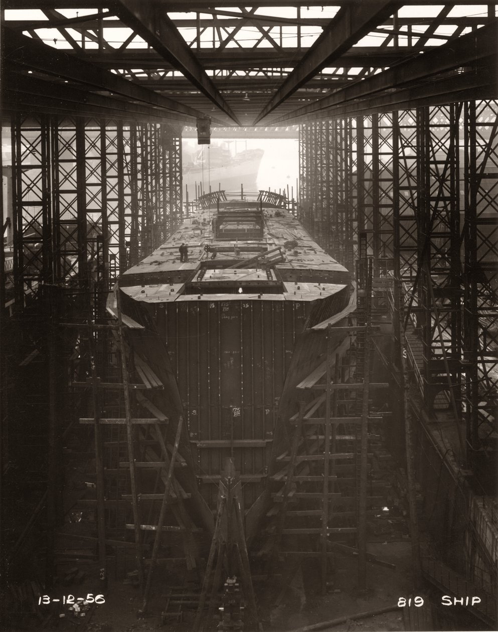 Suwnica bramowa w eksploatacji nad statkiem towarowym „Northbank” w stoczni William Doxford & Sons, Sunderland autorstwa Unbekannter Künstler