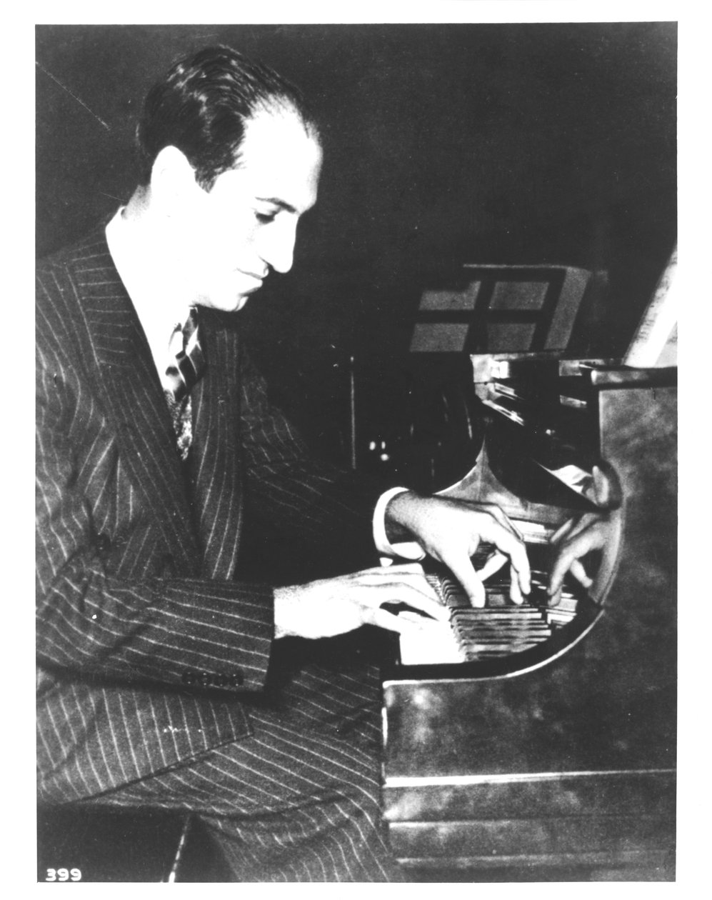George Gershwin (1898-1937) Amerykański kompozytor, przy fortepianie, ok. 1935 (zdjęcie czarno-białe) autorstwa Unbekannt