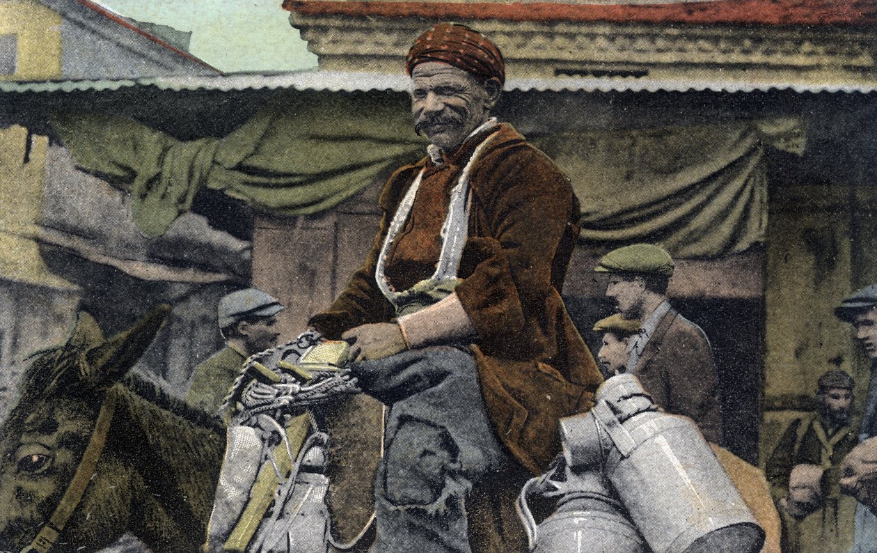 Grecja, Saloniki (lub Saloniki): uśmiechnięty mężczyzna jedzie na osiołku, z puszkami, na placu marszowym - Pocztówka 1914-1918 autorstwa Unbekannt