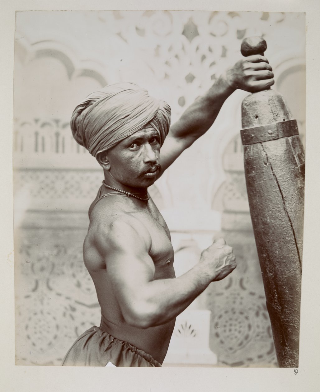 Gimnastyczka z Bombay Theatre of Varieties na wystawie w Indiach i Cejlonie w Londynie autorstwa Unbekannter Künstler