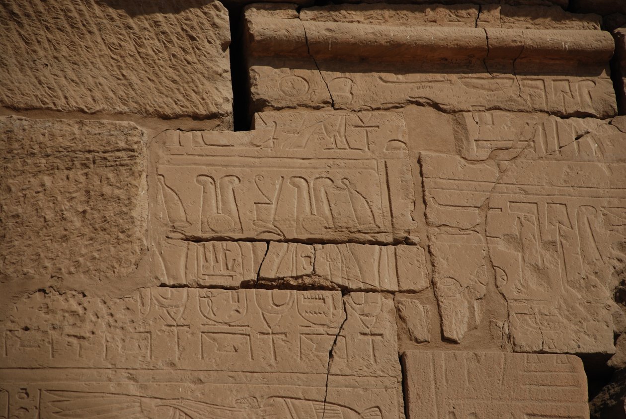 Hieroglify na kamieniu, Karnak, Luksor, Egipt (zdjęcie) autorstwa Unbekannt