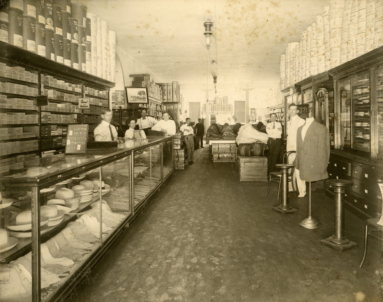 Wnętrze sklepu obuwniczego John Sewell & Co. przy 304-6 12th Avenue (Flagler Street), ok. 1910 (zdjęcie czarno-białe) autorstwa Unbekannt