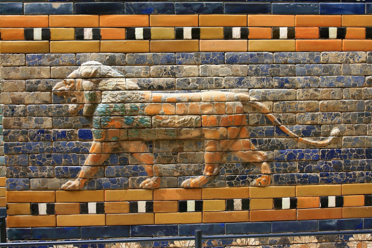 Brama Isztar pierwotnie należąca do Świątyni Bela, zbudowana w Babilonie (Irak) przez króla Nabuchodonozora II - Brama Isztar, detal, Muzeum Pergamońskie, Wyspa Muzeów, Berlin, Niemcy, Europa autorstwa Unbekannter Künstler