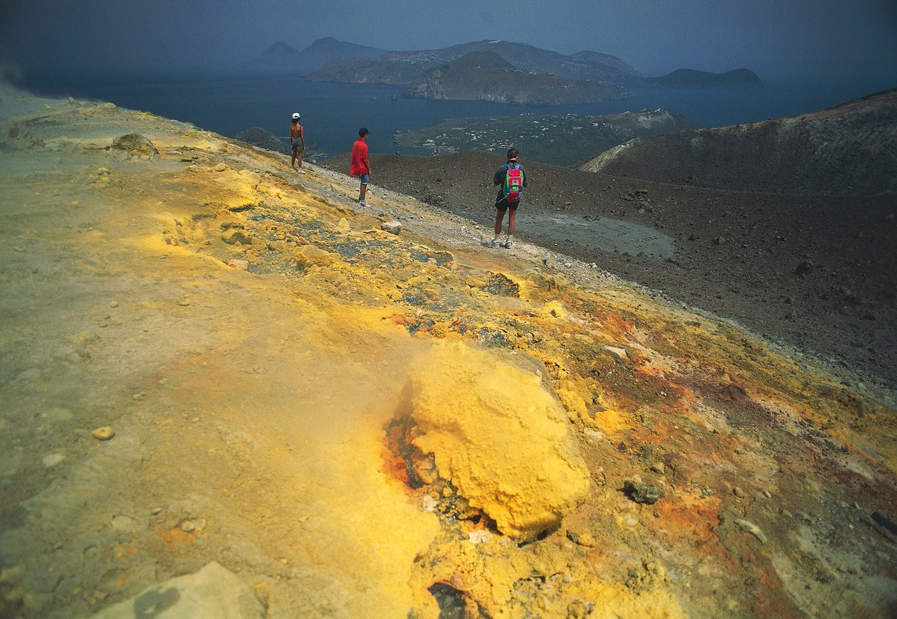 Włochy, Sycylia, Wyspy Liparyjskie, Mesyna, Wyspa Vulcano, Fumarole siarkowe i Wyspa Lipari w tle autorstwa Benjamin Baud