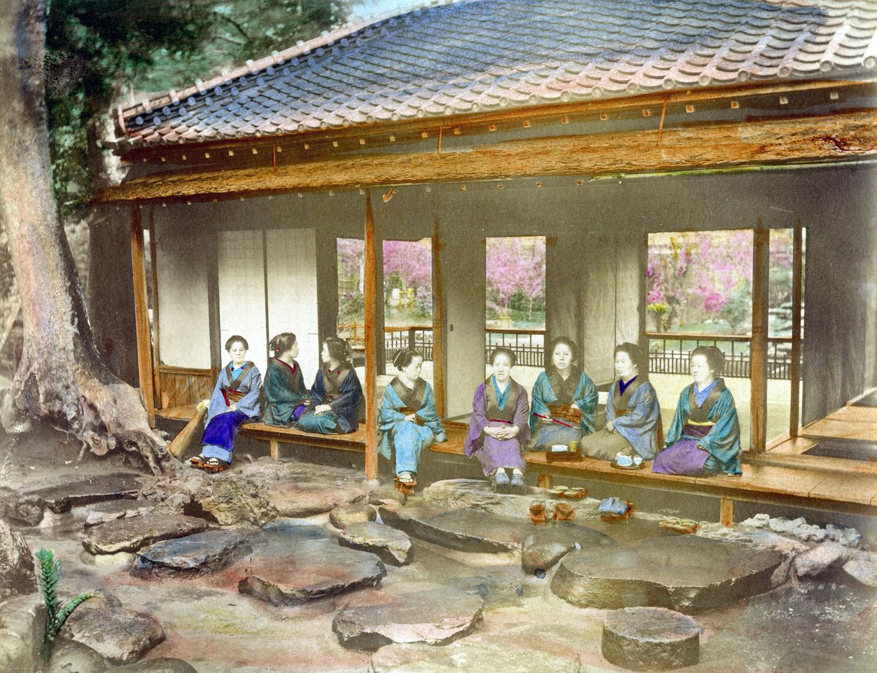 Japonia około 1890 roku. Japońskie kobiety w ogrodzie. Ręcznie kolorowana fotografia około 1890 roku. autorstwa Unbekannter Künstler