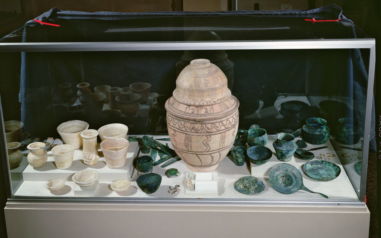 „Słój ze skarbem”, ok. 2500-2400 pne (terakota, alabaster, miedź z Omanu i kamień) autorstwa Unbekannt