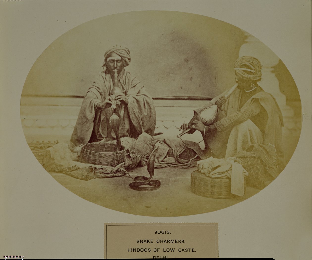 Jogi lub zaklinacze węży, hinduiści z niskiej kasty z Delhi, nr. 205 z „Oblicza Indii”, wyd. 1872 (zdjęcie w sepii) autorstwa Unbekannt