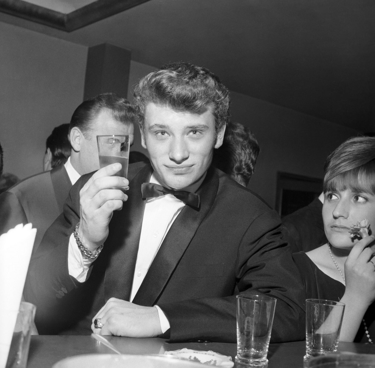 Johnny Hallyday pije koktajl w barze, Cortina d