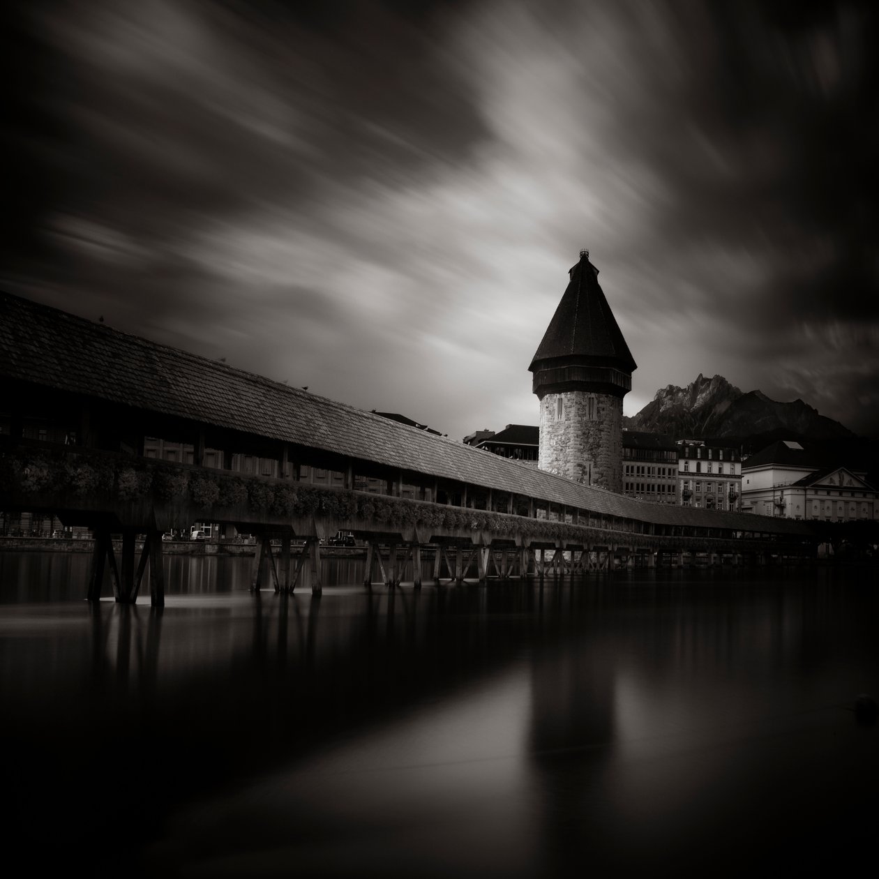 Kapellbrücke, Lucerna, Szwajcaria, 2013 (zdjęcie czarno-białe) autorstwa Leopold Blonder