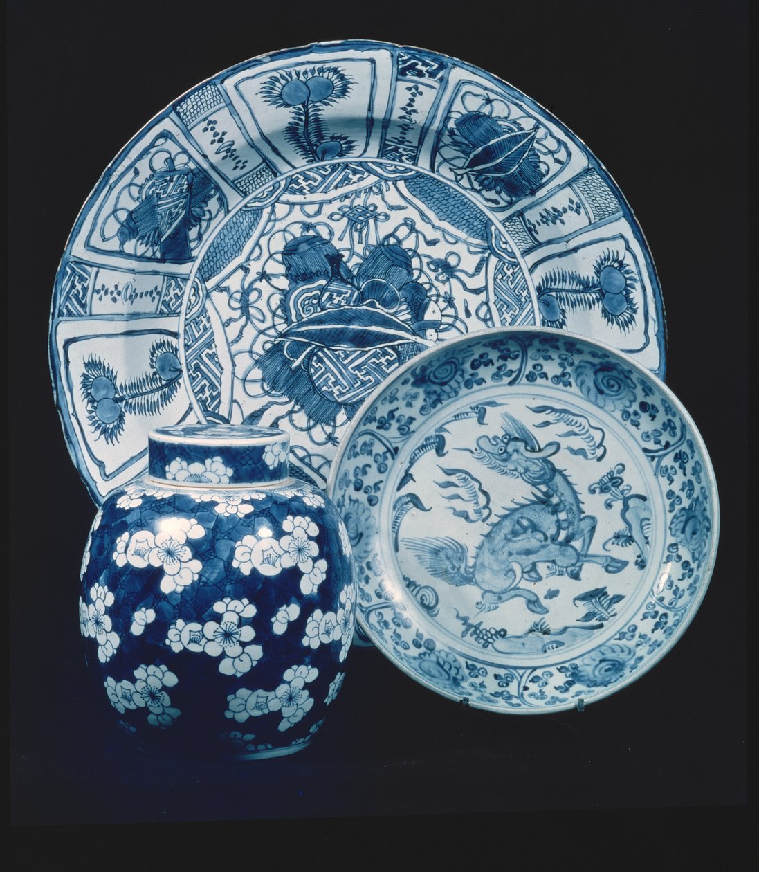 porcelanowe naczynie Kraak, okres Wan Li (1573-1619); danie prowincjonalne, pocz. XVI w.; niebiesko-biały porcelanowy słoik imbiru, okres K