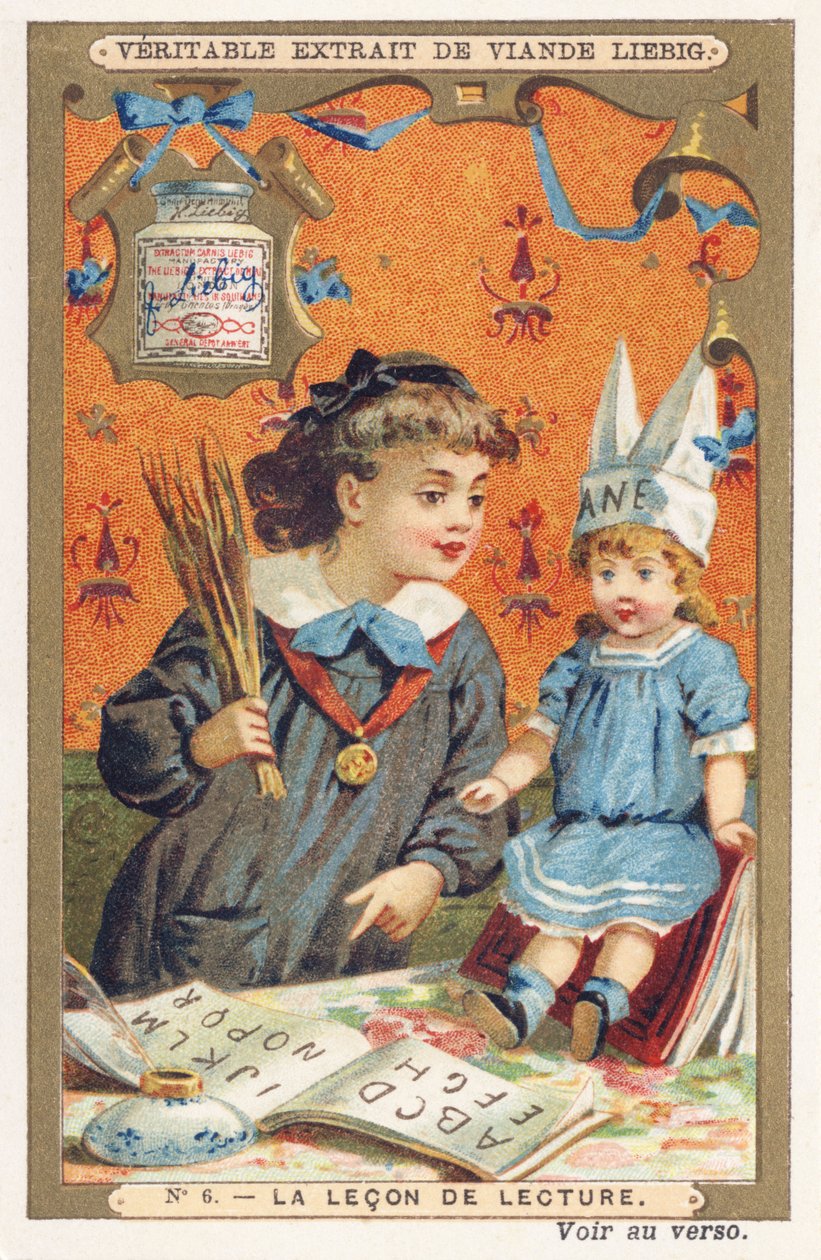 Lekcja czytania. Mała dziewczynka zmusza swoją lalkę w ośle czapce do czytania alfabetu, grożąc jej garścią prętów. Chromolitografia reklamowa, firma Liebiga, Londyn, koniec XIX wieku. Wymiary: 11x7cm autorstwa Unbekannt