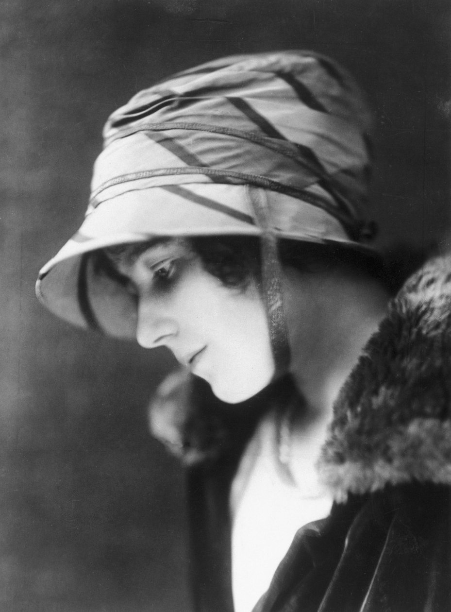 Lady Elżbieta Bowes-Lyon (1900-2002), ok. 1920 autorstwa Unbekannt