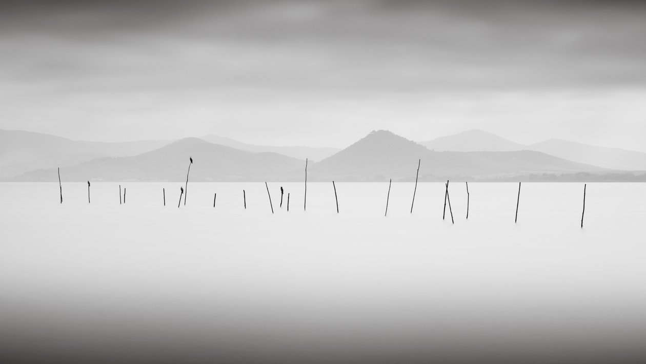 Jezioro Trasimeno, Umbria, Włochy, 2015 (zdjęcie czarno-białe) autorstwa Leopold Blonder