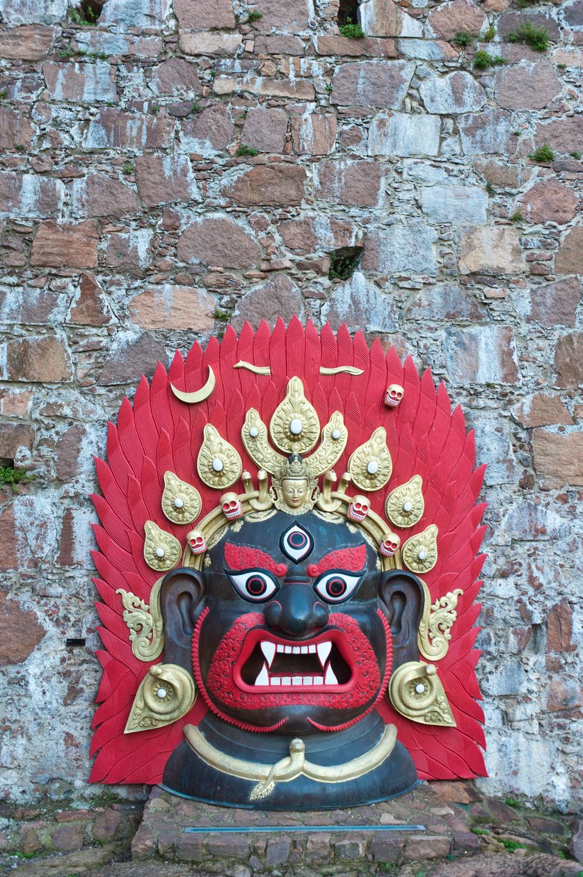 Duża, jasno pomalowana maska tybetańska z brązu; Demon; Messner Mountain Museum Firmian z Reinholda Messnera; Zamek Schloss Sigmundskron; w pobliżu Bolzano; Górna Adyga; Trydent-Górna Adyga; Włochy; Europa autorstwa Unbekannt