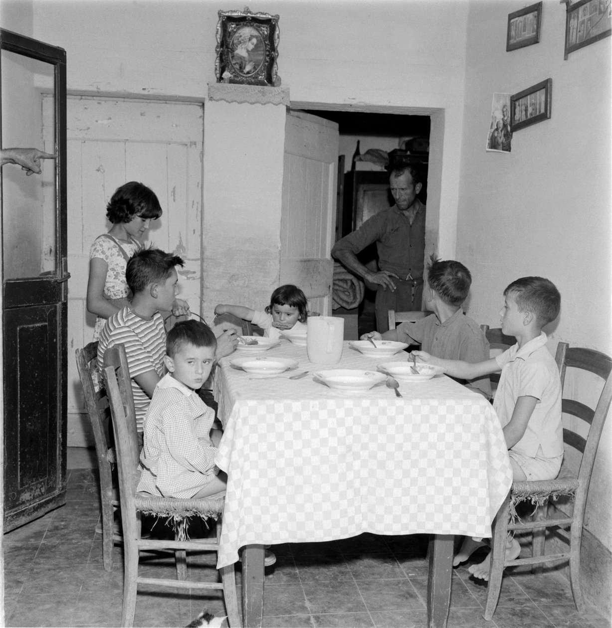 Duża rodzina spotkała się przy stole w jadalni wiejskiego domu. 1960 autorstwa Unbekannt