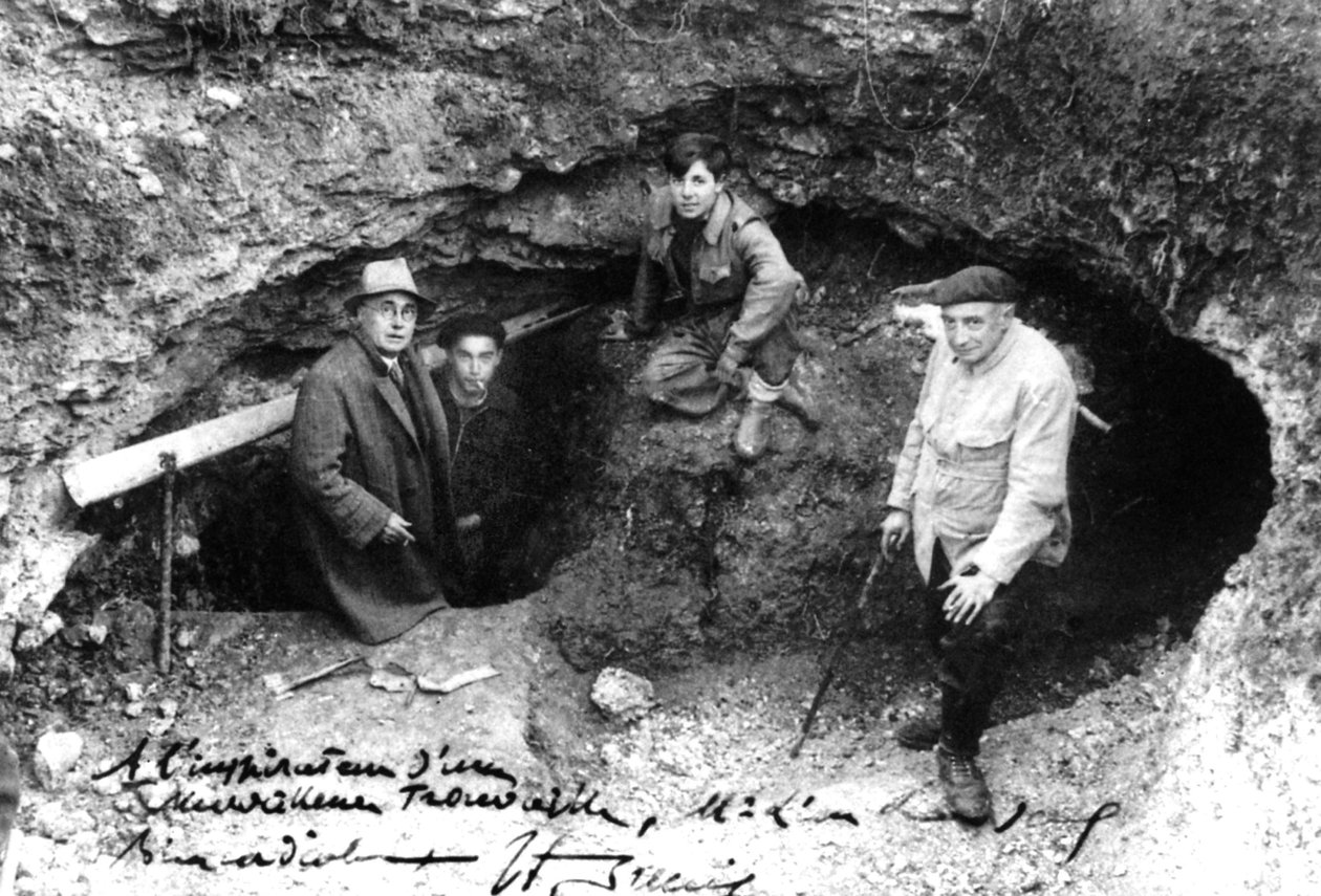 Leon Laval, Marcel Ravidat, Jacques Marsal i opat Breuil przy wejściu do jaskini Lascaux, Montignac, Francja autorstwa Unbekannt