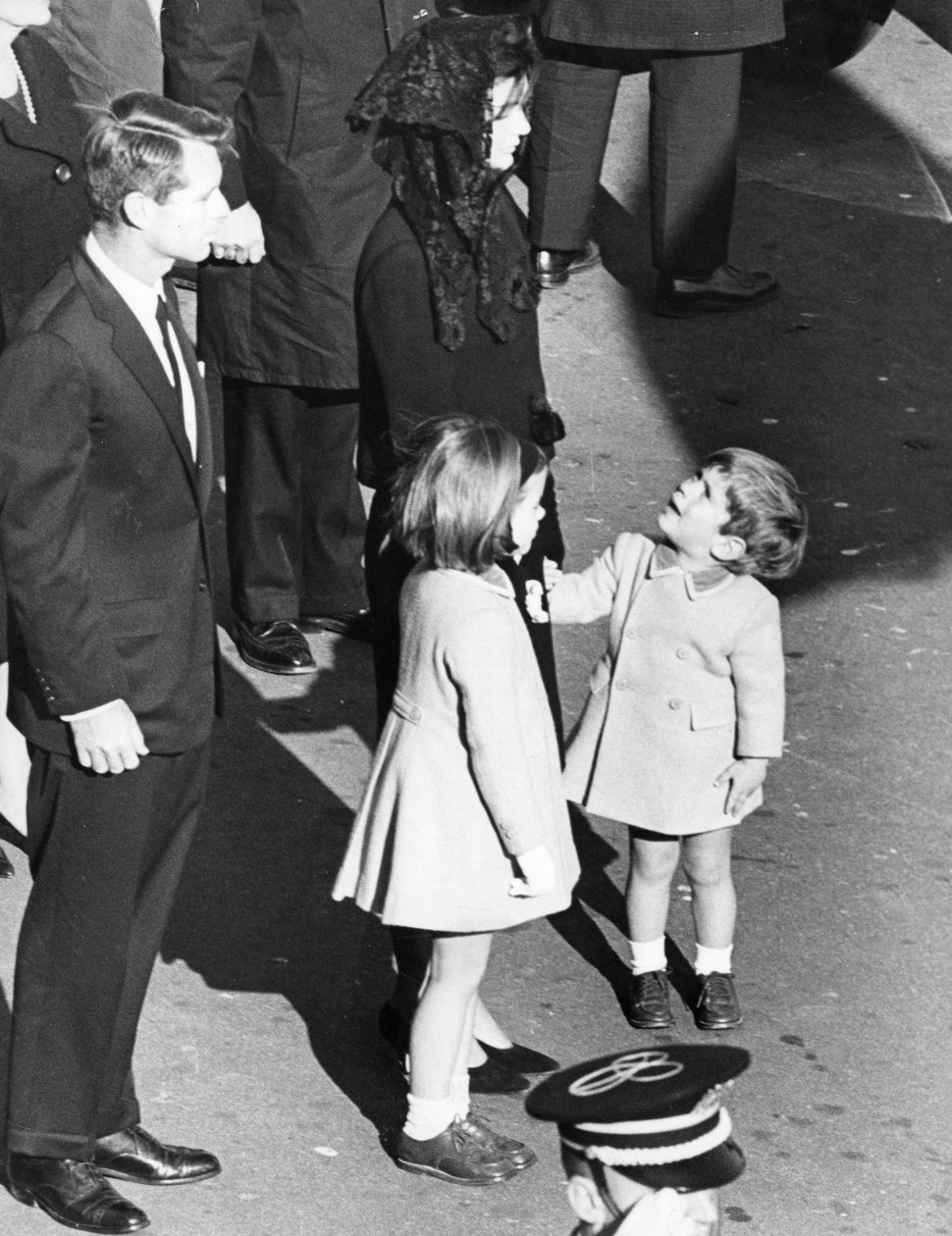 Mały John Kennedy spogląda na swoją matkę, jakby chciał powiedzieć: „Jak długo mamy czekać?”. autorstwa Unbekannt