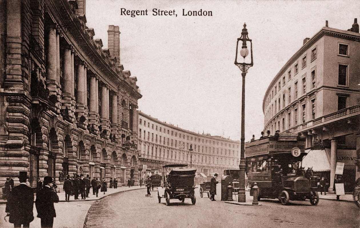 Londyn - Regent Street z wczesnymi tramwajami i samochodami. Na początku 1900 roku (pocztówka) autorstwa Unbekannter Künstler